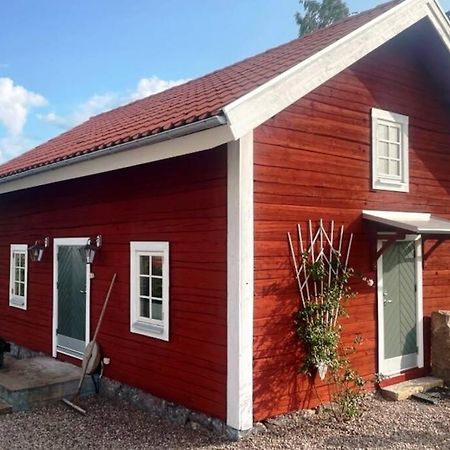 Nyrenoverad Stuga Naera Naturen Линчёпинг Экстерьер фото