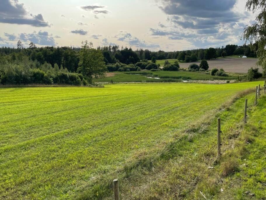 Nyrenoverad Stuga Naera Naturen Линчёпинг Экстерьер фото